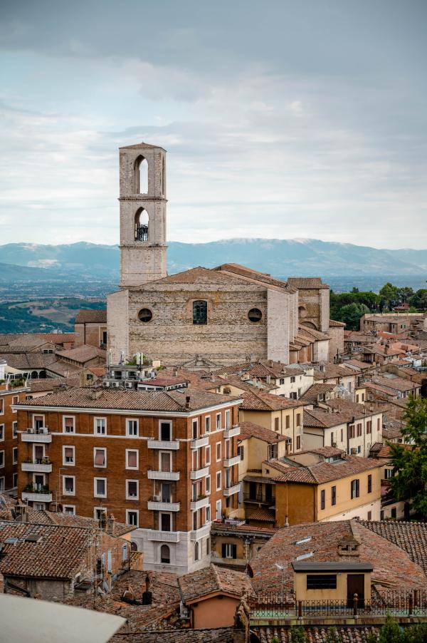 vista di San Domenico, incastonato nel centro storico di Perugia tra vicoli e case.